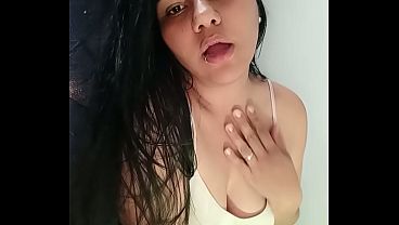 Allisonvega hace striptease con jean y franela corta