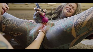 Anuskatzz se venga con un dildo monstruoso en su culo tatuado