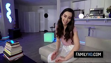 Aria Lee chupa la polla de su padrastro hasta dejarlo sin aliento