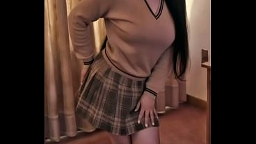 Astrid Cute desafía a su novio con su culo perfecto en uniforme