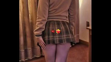 Astrid Cute, la colegiala culona que me vuelve loco con su falda corta