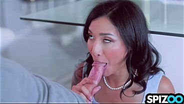 Avery la tutora traviesa se come al universitario caliente