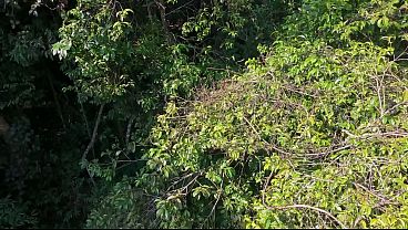 Casal transando en la montaña se graba con drone