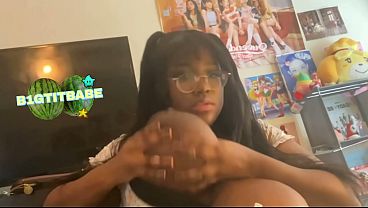 Chica se come yogur de sus tetas mientras se excita