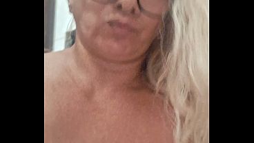 Chica se excita con dildo y se corre como loca