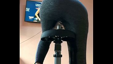 Chica sudada se mea en el gimnasio después de entrenar