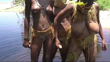 Chico africano afortunado tiene dos novias calientes