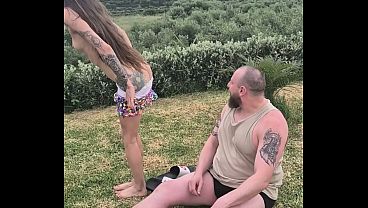 Chris disfruta lamiendo el coño de una puta bien mojada