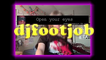 Dj trans te hace un footjob mientras suena dubstep