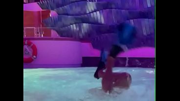 Dos chicos se meten en el vestuario con speedos ajustados
