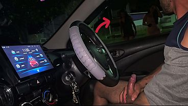 Dos morenas arriesgan todo en un trío callejero con polla enorme