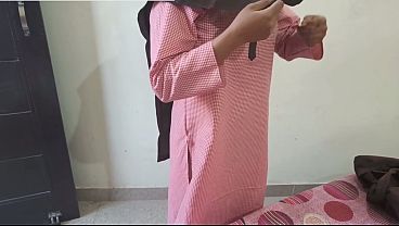 Estudiante india caliente follada a cuatro patas en el sofá