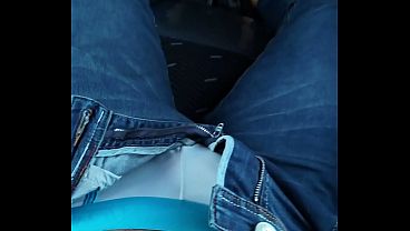 Felipe Brodin se excita en el bus con un culo que no puede resistir