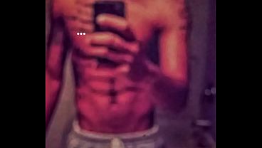 Justin con su polla enorme en sudaderas grises