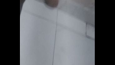 Kleber Ferreira Dos Santos la embiste sin control cuando la encuentra mojada