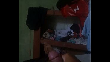 Kleber se masturba como un animal hasta llenar su polla de leche