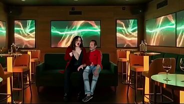 La casera se masturba con el gerente mientras mi marido mira