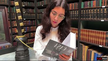 La gafotas se corre más que una cualquiera en la biblioteca