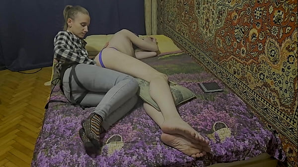 La rusa domina a su marido con strap-on en el culo