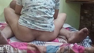 La sexy cuñada se deja empotrar salvajemente en el sofá