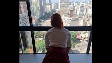 La universitaria gosta de menear el culo en minifalda ajustada