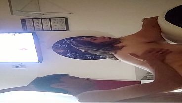 Latina cachonda se monta como perra en el sillón del motel