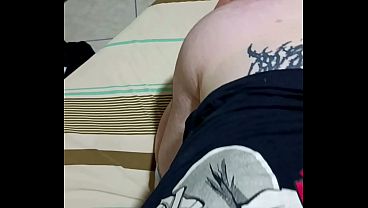 Macho tatuado empotra mi culo sin piedad