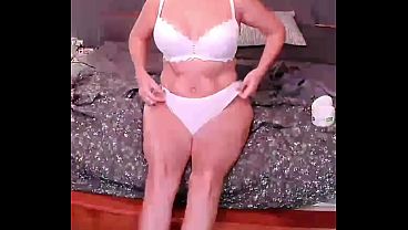 Mamá provocadora me arrastra a su cama con tanga ajustado