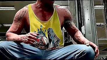 Marco Palmer descubre su lado sumiso en el gimnasio