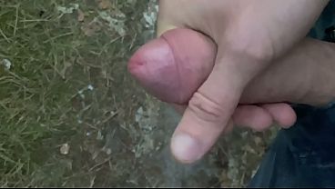 Masturbación gay al aire libre en el bosque prohibido