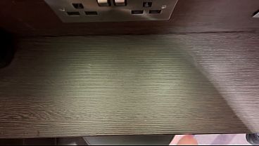 Me froto la polla en muebles de hotel y le enseño el coño