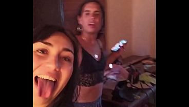 Mi amiga trans y yo follando en el baño del club