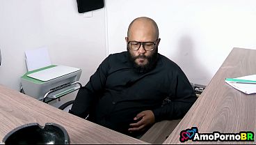 Mi esposa latina se deja empotrar por un jefe con polla enorme
