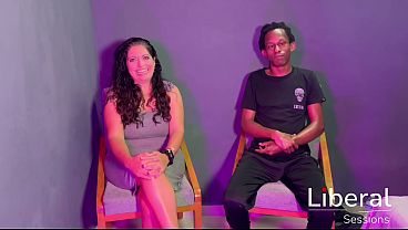 Milf tetona provoca con su culo curvilíneo y polla negra
