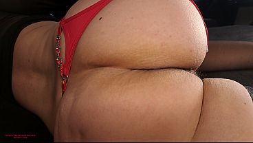 Mujer madura se masturba sola en la cama mojada