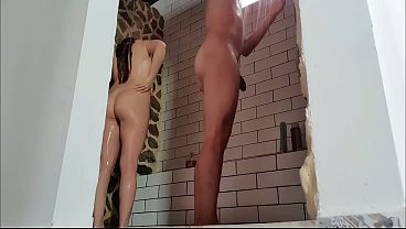 Natasha Bull se folla a un desconocido en las duchas del gimnasio