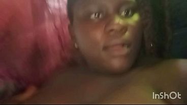 Negra ardiente se corre hasta enloquecer