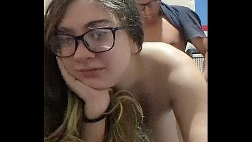 Negra bien dotada domina a una blanca de tetas grandes en vivo