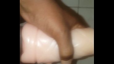 Negra se corre masturbándose con consolador negro