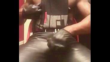 Padre negro con jeans de cuero y guantes te pone a sudar