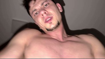 Pornstar de tetas grandes se traga toda la leche en primer plano