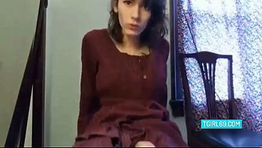 Rose Marie se masturba con su polla dura y te invita a mirar