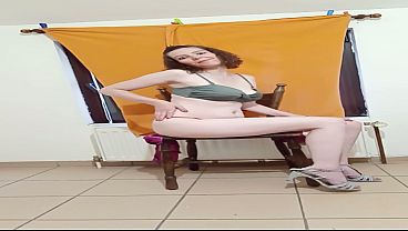 Rose se desviste y se excita con un striptease caliente