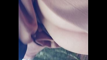 Rubia exhibicionista se deja ver las tetas en el bosque