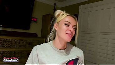 Rubia tatuada chupa polla hasta ahogarse en saliva