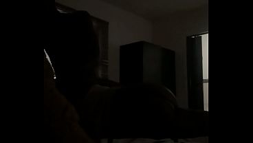 Silueta sensual de una gorda con culo perfecto en el living