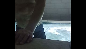 Tatuado con polla enorme en jacuzzi público
