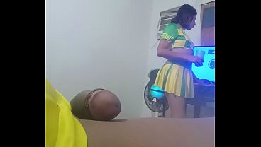 Transexual ardiente lo monta con fuerza en la cama