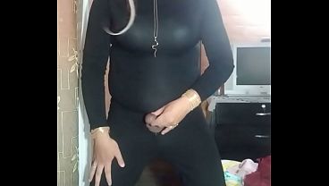 Travesti de negro muestra verga dura y se masturba