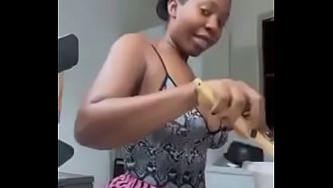Túmbame y déjame sentir esa leche caliente en mi culo